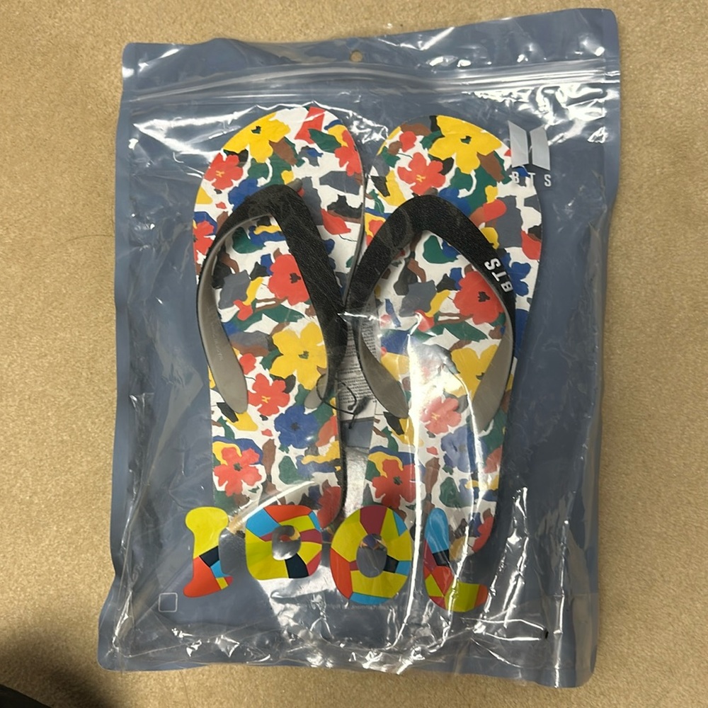 NWT BTS IDOL Flip Flops  Size 6/7. Euro 35/36